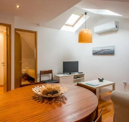 Διαμέρισμα Renewed Flat In Typical Bairro Alto *