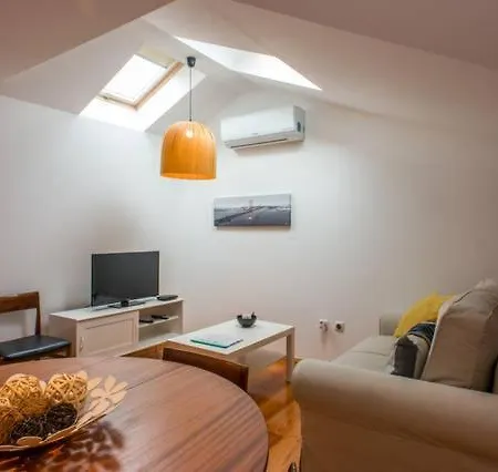 Apartment Renewed Flat In Typical Bairro Alto Lissabon